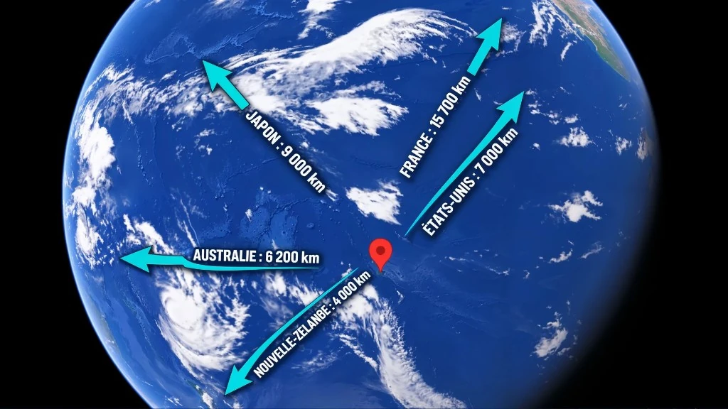 Le Pacifique vu de l’espace : Fafarua, à Tikehau, à 4 000 km de la Nouvelle-Zélande, 6 200 km de l’Australie, 7 000 km des États-Unis, 9 000 km du Japon et 15 700 km de la France.